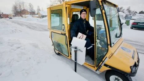 Dörren är helt öppen och gör att man enkelt kan kliva ur och i fordonet. Brevbäraren Petter Larsson tycker det är bra, speciellt på vintern då det är extra svårt att nå brevlådorna.