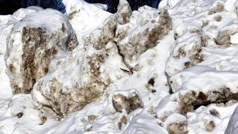 Sand och en del skräp kan följa med snön som hamnar på tippen och det kan ibland städas bort. Mängden tungmetaller i snön uppskattas vara mycket liten.
