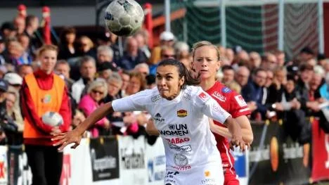Marta gjorde det mesta rätt med en oslagbar kombination av snabbhet och teknik när Tyresö gästade Piteå. Här är Marta i en närkamp med Piteås Lena Blomkvist.