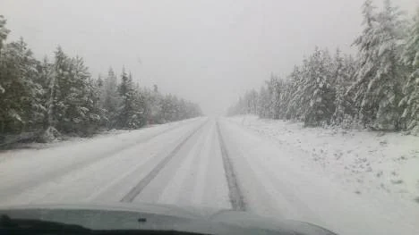 Simon Olofsson ser ett döende Sverige passera längs inlandets vägar. "Sveriges inland är både vidsträckt och vackert, men det är också en påminnelse om den tid som sprungit iväg", skriver han.