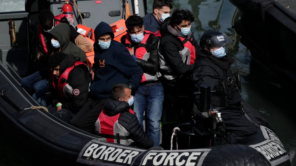 Kustbevakning i Frankrike och Storbritannien omhändertar migranter som färdas över Engelska kanalen. Arkivbild.