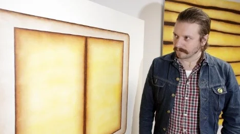 Magnus Svensson har titulerat sina målningar på engelska. Här syns ”Inside the cabin” och ”Wooden songs. Han har på måndagen fått ett stipendium på 30 000 kronor.