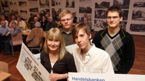 Fyra duktiga elever som fick dela på  på 22.500 kronor när Rotary i Piteå delade ut stipendier under fredagen.
I förgrunden Pernilla Flinkfeldt och Dennis Wikberg, Strömbackaskolan. I bakgrunden jazzstudenterna Oskar Nilsson och Peter Sundin som studerar på Framnäs folkhögskola.