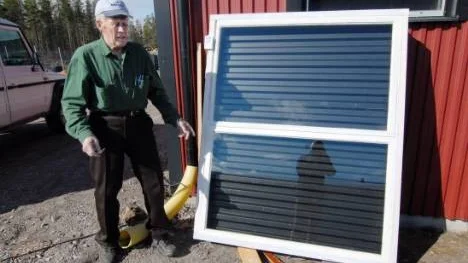 David Sundström i Arjeplog har konstruerat en enkel solfångare av brädor, glas och plåt.
