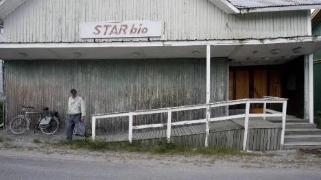 Starbiografen i Roknäs är minst sagt fallfärdig och kommunen har fattat beslutet om att den ska rivas. Men ännu är det ingen som vet när detta ska ske. (Arkivbild)