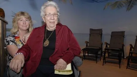 Mot varmare breddgrader. Agneta Sandman, projektledare på kommunen, till vänster och Tyra Jansson boende på Ringelsta ser fram emot vinterns soltillfällen i det nyinvigda Solrummet på Ringelsta i Arvidsjaur.