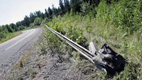 I en kurva längs Storsundsvägen kom bilen upp på vägräcket och gled en lång bit på det innan den voltade över och for ned i en slänt. Larmet nådde SOS-alarm strax efter 06.00 då föraren lyckats ta sig till ett hus för att få hjälp.
