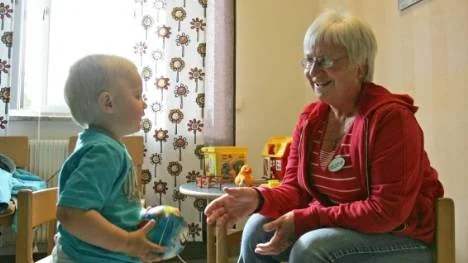 Gunilla Dahlin, distriktssköterska på barnavårdscentralen, ser positivt på en utbildning även för föräldrar med lite äldre barn. Här övas bollspel med Samuel Kekkonen, två år.