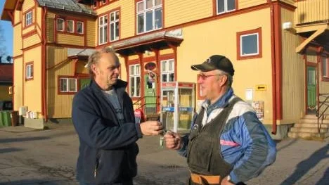 Bröderna Nilssons Bygg & Montering AB är ny ägare till järnvägsfastigheten i Älvsbyn. I onsdags fick delägaren Ulf Nilsson (till höger) ta emot nycklarna av Jernhusens representant Jan Nyström.