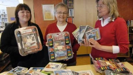 Från och med nästa vecka kan biblioteket i Arvidsjaur erbjuda sina besökare att som komplemet till böcker och filmer och låna tv-spel. - Vi tror det kommer att uppskattas, säger Anna-Karin Wikberg, Inger Gunnarsson och Gun Hellander på biblioteket i Arvidsjaur och visar upp en del av de spel som finns på utlåningsmenyn.