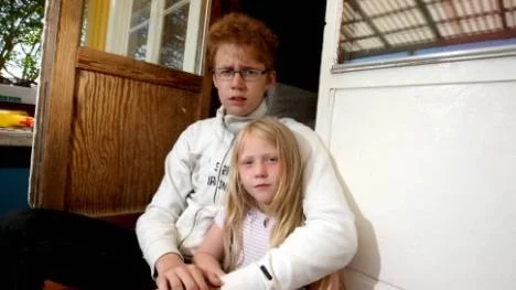 Viktor Holmgren, 15, blev av med sin nya moped, men lillasyster Ida såg förmodligen tjuven när han gömde sig i hallen. Nu är tryggheten och lite av glädjen naggad i kanten.