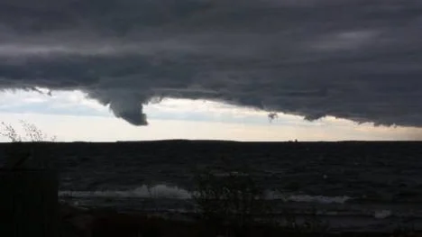 En tromb bildas över havet utanför Haraholmen.