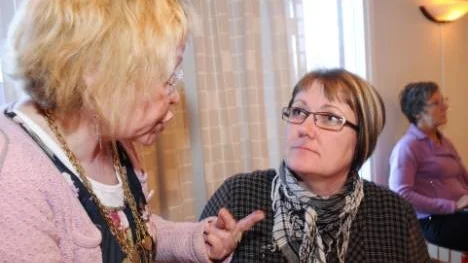 Stiftsadjunkten och projektledaren Birgitta Simma diskuterade med första socialsekreterare Anna Lindbäck i Arvidsjaur som uppskattade seminariet. "Vi får inspiration och ny kraft", säger Anna Lindbäck.
