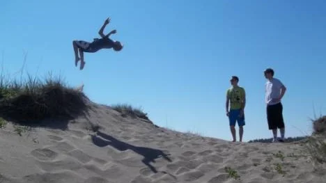 Äntligen sommarlov. Klarblå himmel och över 25 grader varmt. Kan det börja bättre? 14-årige Niclas Öberg från Piteå gör en bakåtvolt av lycka i sanden på Stenskär.