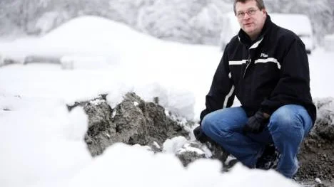 Provtagning pågår för att kontrollera att bottensegmentet i vattnet närmast Lövholmen inte bär spår av dioxiner, förklarar miljöinspektör Mikael Ferm. (Arkivbild). Klippet från PT 30/10 2010.