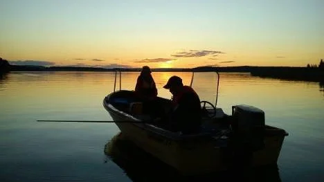 Roslins från Vettingen, Fårön, provar fiskelyckan vid Hällen en underbar kväll i juli.