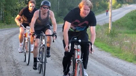 Full fart i kurvan. Den här trion var tre av 50 cyklister som ställde upp i Midnattstrampen