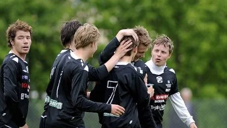 PÅ GÅNG. Sävast vann med 2-1 borta mot Kiruna. Och nu är laget definitivt med i toppstriden av division III (bilden från tidigare match).