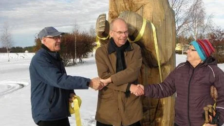 NÖJDA. Byborna Georg Häreskog och Gunvor Bergström skakade hand med Per-Mats Öhberg. De är nöjda med de nya beläggningarna, även om Georg  önskade fler förbättringar längs E 10. Foto: Lars Hedström Vägverket