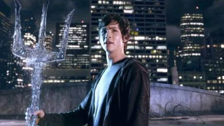 POTTERIG. Logan Lerman som titelfiguren Percy Jackson har inte stulit åskviggen. Däremot har han rånat Harry Potter.