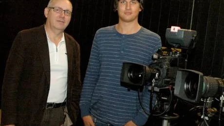 BÄTTRE TV-LJUD. Lars Hallberg är kursansvarig och Ulf Grünbaum huvudlärare i den storsatsning som SVT inlett i att utbilda sin ljudpersonal på att skapa ett bättre tv-ljud. Uppdraget att hålla i utbildningarna har gått till universitets institution för musik och medier i Piteå, där det bland annat finns en ljudingenjörsutbildning.Foto: Jonas Hansson
