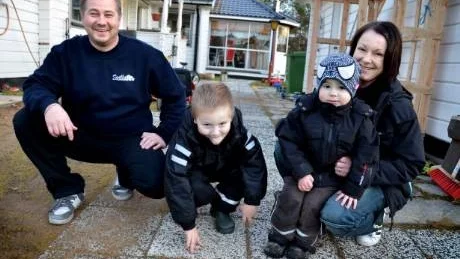 OMVÄNT RALLY. Förr gick Tornedalsrallyt till Luleå men familjen Parkkila gjorde tvärtom. Juha, Viktor, 5, Alvin, 2, och Sandra Parkkila trivs i Pajala.FOTO: GÖRAN LAHTI
