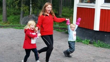 måljubel. Fyraåringarna Sally Burström och Alve Leden, korsar mållinjen i ett av barnloppen i Granlunken. Sallys mamma Johanna lotsar knattarna över mållinjen.Foto: Anders Appelgren