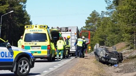 VID MEDVETANDE. En vuxen och ett barn färdades i bilen. Bägge var vid medvetande efter olyckan och fördes till sjukhus med ambulans.