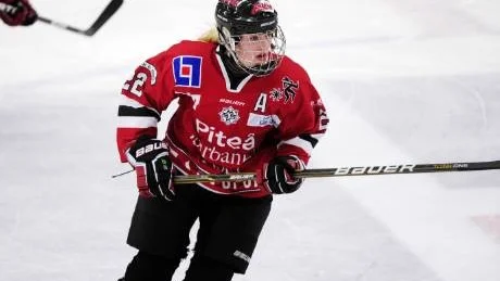 MATCHHJÄLTEN. Landslagsspelaren och Överkalixfödda Melinda Olsson blev matchvinnare när hon först kvitterade till 1-1 i första perioden och sedan avgjorde mot AIK efter straffar.
Foto: Linda Wikström