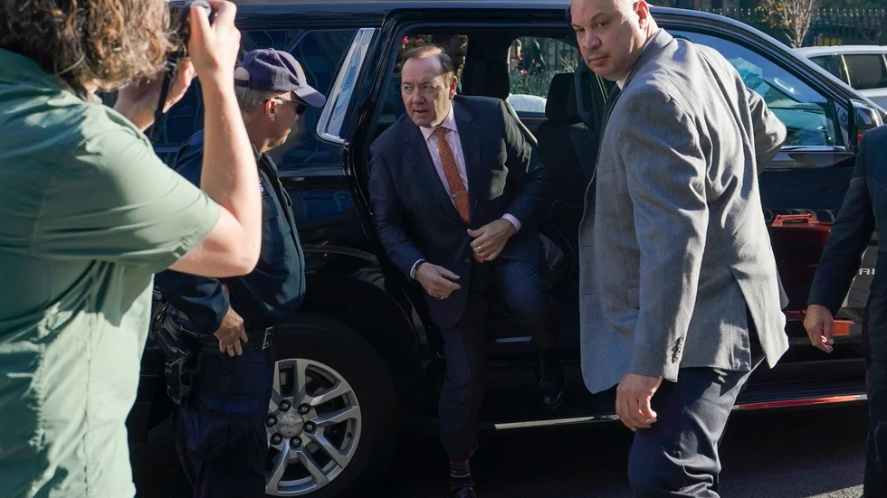 Skådespelaren Kevin Spacey, i mitten, på väg in till domstolen i New York. Arkivbild.