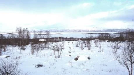 UTEPÅSKEN. Snön räcker till för alla i påsk. För isarnas del manas till försiktighet eftersom våren är tidig. Här vy från Abisko mot Torneträsk och fjällen norr därom.