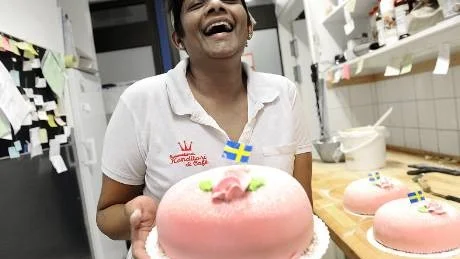 MASSOR MED TÅRTOR. Leema Nrasinghe hos Gammelstads konditori och kafé gladdes åt rusningen efter prinsesstårtor och -bakelser på torsdagen. Som synes kan marsipanöverdraget även ha annan färg än gönt. Och Leema förgyllde tårtan med svenska flaggan i topp.
