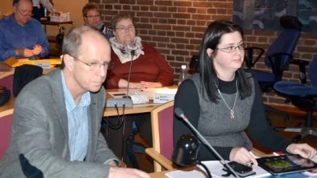 KRITISKA. Kommunalråden Kenneth Sandberg (MP) och Ellinor Söderlund (S) ifrågasätter förslaget att lägga ned operationsverksamheten. Foto: Britt-Louise Spets