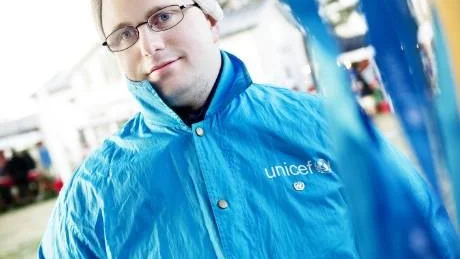HJÄLPSAM. Peter Brundin, Luleå, har av Unicef utsetts till Årets frivillig. Peter ses här på julmarknaden på Hägnan i arbete för världens barn. "Det känns positivt", säger han om priset. Foto: Linn Kangas Fantenberg