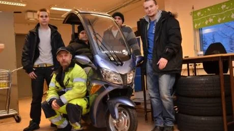 SOLKRAFT. John Mäkipiha, Henning Larsson, Pontus Karlsson och Filip Karlsson, elever vid Energigymnasiet i Gällivare har med handledning av bland annat Benny Karlberg, Arctic Solar, tagit fram en prototyp på en soldriven moped. Eleverna hoppas i framtiden kunna arbeta med den nya tidens energilösningar. Foto: Kenth Bergmark