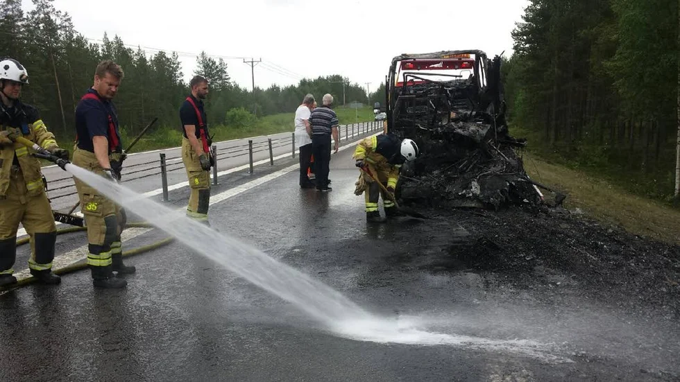 Övertänd. Husbil började på E4:an vid Storheden.