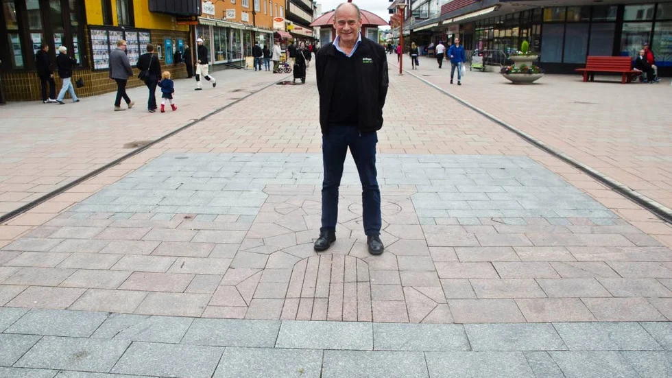 Framtida spelplan. Under Thomas Lindells fötter kommer det byggas upp en 20x12 meter stor handbollsplan den 18:e juli.