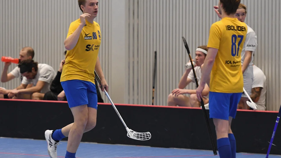 Filip Helander, till vänster, gjorde två mål när Rönnskär slog FBC Moröbacke.