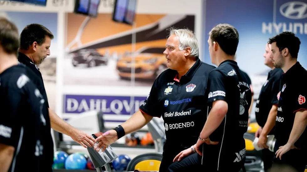 Ny coach. Mats Andersson mitt i bild blir ny coach för Bodens BS i elitserien.
