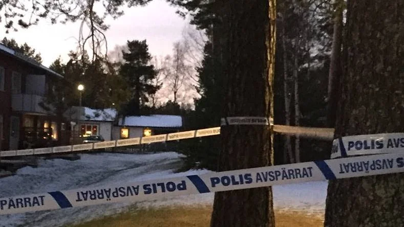 Molotovcocktail. En brandbomb kastades mot fönstret till en bostad natten mot 8 december. Det ledde till två polisutredningar med fem inblandade, alla både offer och gärningsmän enligt åklagare och polis.