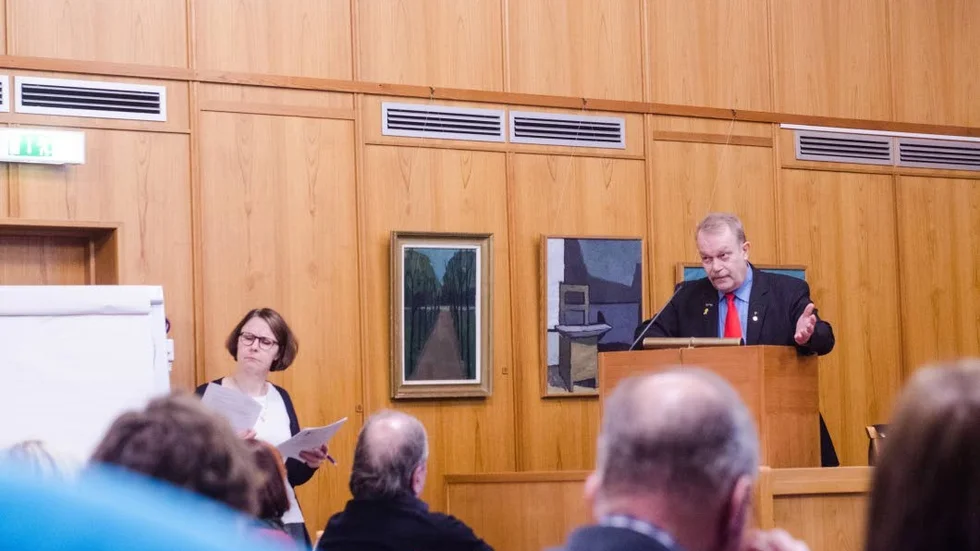 Omdiskuterad fråga. Beatrice Öman (S) och Egon Palo (M) stod för de flesta replikskiftena under sammanträdets debatt om heltidstjänster inom socialförvaltningen.