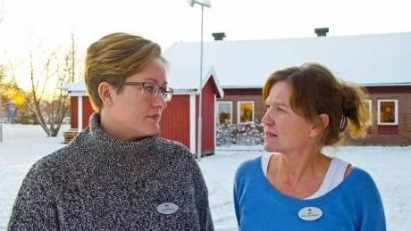 LÖNELYFT. Gymnasielärarna Tonje Eriksen och Desirée Öberg Wikström tycker att Bodens kommun måste höja lärarlönerna. Annars kan         de mycket väl tänka sig att byta stad. Foto: Johan Wikén