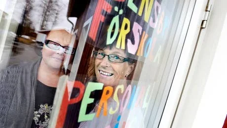 "JÄTTEBRA". Ulrika Kallin (till vänster) och Ulrica Öström på Luleå kommuns förskola i Bensbyn hoppas att det enligt dem lyckade försöket ska ge ringar på vattnet och lösa vikariekrisen.