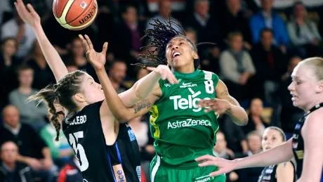 Akutell. LaTangela Atkinson (i mitten) var med och vann SM-guld för Telge, med Jens Tillman som coach. Nu har tränaren skrivit på för Northland Basket och kommer att kontakta Atkinson. ?Men så bra spelare kostar också?, säger Tillman.