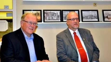 TILLSAMMANS IGEN. Det är inte första gången Göran Persson och Sven-Erik Österberg delar bord. Här gör de det i Folkets hus i Gunnarsbyn.