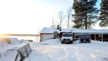 LÄNETS DYRASTE HUS. Det här huset i Kallviken, utanför Kallax i Luleå,fick köparen Lennart Appelberg betala sex miljoner för.                        Men huset ska rivas och nu ska det byggas ett nytt stort hus, gäststuga och ett garage på den strandnära tomten.