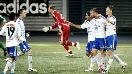 HJÄLTE. Daniel Ahonen, näst längst till vänster, låg bakom vändningen med två mål. Sedan avgjorde Magnus Tappert (3) efter en snabbt igångsatt IFK-hörna.