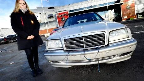 BESVIKEN. Ylva Degerlunds hockeykväll i onsdags kunde inte sluta på ett tråkigare sätt. När hon och bekanta skulle hem hade extraljusen slitits lös från hennes bil.