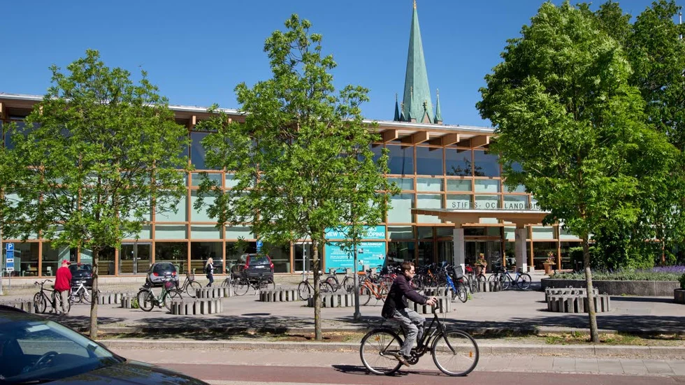 Tomas Tranströmers plats. Det blir precis som Correns kulturredaktör Åsa Christoffersson föreslog – ytan framför stadsbiblioteket uppkallas efter poeten som jobbade på Roxtuna 1960–66.