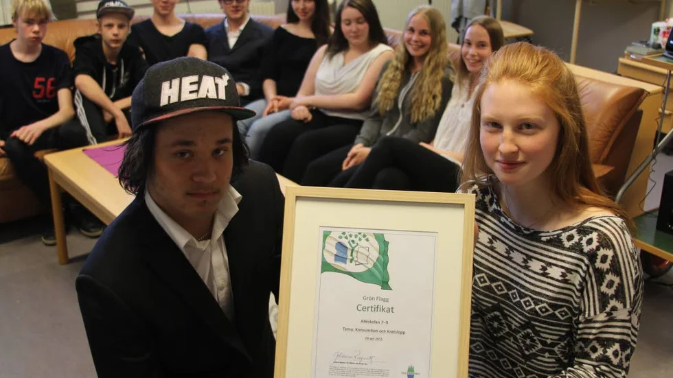 Miljökämpar. Rasmus Feldt och Jini Andlinder håller upp Alléskolans nya miljöcertifiering. I soffan sitter övriga som ingått i projektgruppen: Albin Lindholm, Simon Nordström, Samuel Hagman Molin, Kim Wallgren, Ebba Aberkane, Alva Olausson, Lisa Edström, Evelina Strandljung Paulsson.
